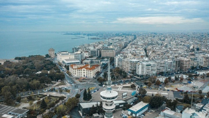 Τρεις περιφερειάρχες ζητούν έκτακτη ενίσχυση του λιανεμπορίου σε Θεσ/νίκη, Κοζάνη, Αχαΐα