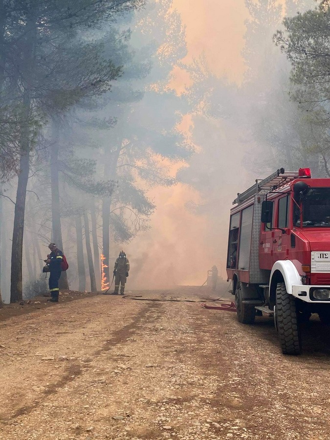 Έως τις Κυκλάδες και την Ικαρία έφθασε ο καπνός από τη δασική πυρκαγιά στην Κορινθία