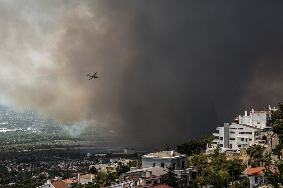 Εκκενώνονται σπίτια στη Βαρυμπόμπη λόγω της μεγάλης πυρκαγιάς