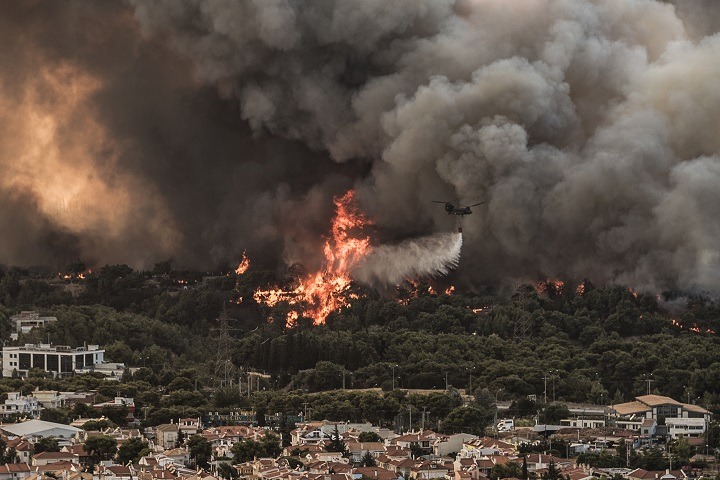 Πυρκαγιά στη Βαρυμπόμπη: Κάηκαν σπίτι. Απομακρύνθηκαν οι περισσότεροι από τους εγκλωβισμένους