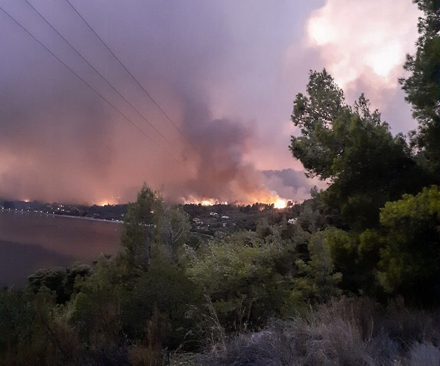 Μαίνεται η φωτιά στην Εύβοια. Εκκενώνονται οι οικισμοί Ροβιές και Παλαιοχώρι