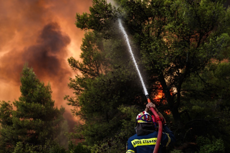 Βαρυμπόμπη: Κοντά στα σπίτια η φωτιά στη Δροσοπηγή