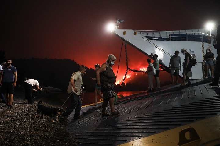 Κυκλώθηκε από φλόγες η Λίμνη Ευβοίας - Απομακρύνονται με πλοία οι κάτοικοι