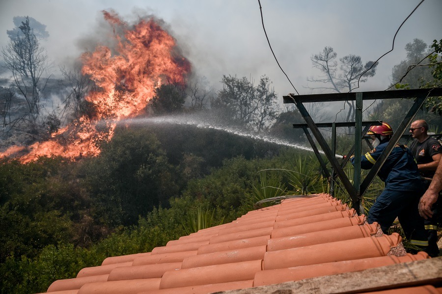 Σε πλήρη εξέλιξη οι πυρκαγιές σε Κερατέα και Βίλια. Ενισχύονται οι δυνάμεις πυρόσβεσης