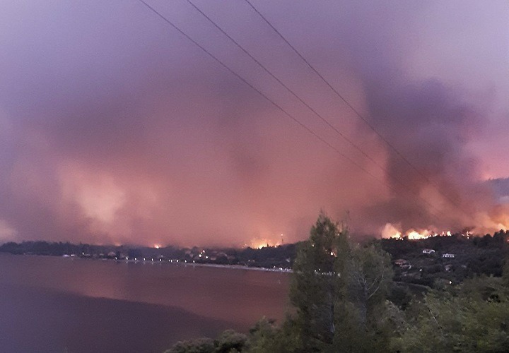 Λίμνη Ευβοίας: Κρίσιμη η κατάσταση καθώς η πυρκαγιά πλησιάζει το μοναστήρι του Οσίου Δαυίδ