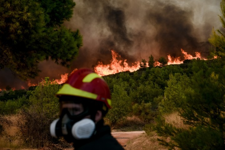 Φωτιά στην Κερατέα. Μήνυμα του 112 για εκκένωση οικισμών