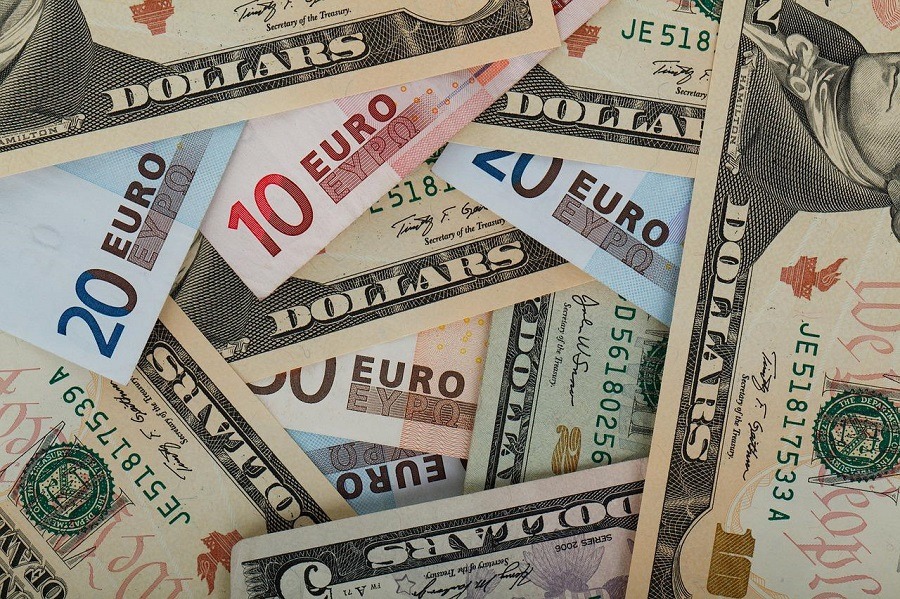 Το σοκ από την ισοτιμία δολαρίου με ευρώ - Γράφει ο Δημήτρης Απόκης