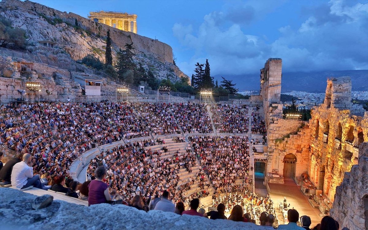 Χαμόγελο από τη Τζοκόντα και γέλια από τους «Όρνιθες» - Η ιστορική συναυλία της ΚΟΑ για το Μάνο Χατζηδάκη