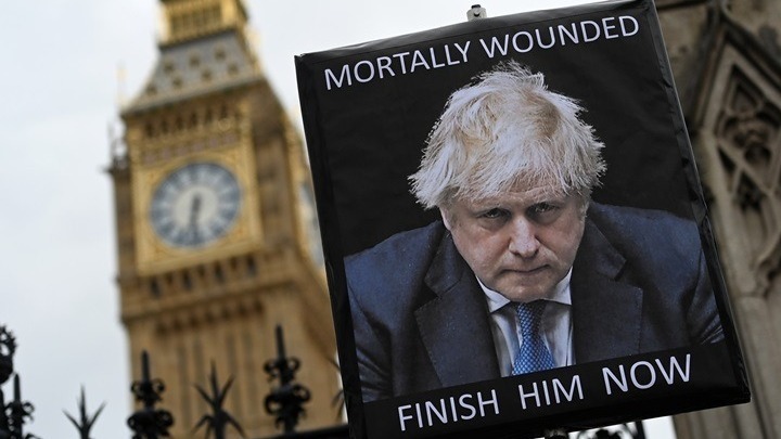 Βρετανία: Μπορεί ο Τζόνσον να αναγκαστεί σε παραίτηση και πώς επιλέγεται διάδοχός του