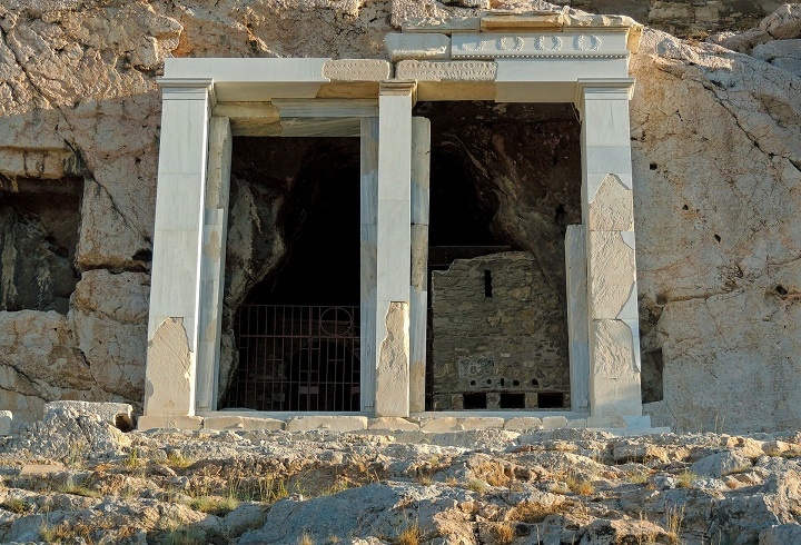 Το Μουσείο Ακρόπολης αποκτά δύο σημαντικά στεφάνια από το μνημείο του Θρασύλλου