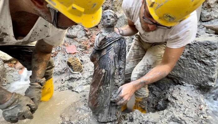 Statua etrusca nella cripta e migliaia di monete romane