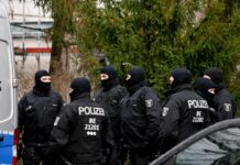 Bild: Η αστυνομία διεξάγει έρευνες για έναν ύποπτο, αφού μαθητής μαχαίρωσε δάσκαλο