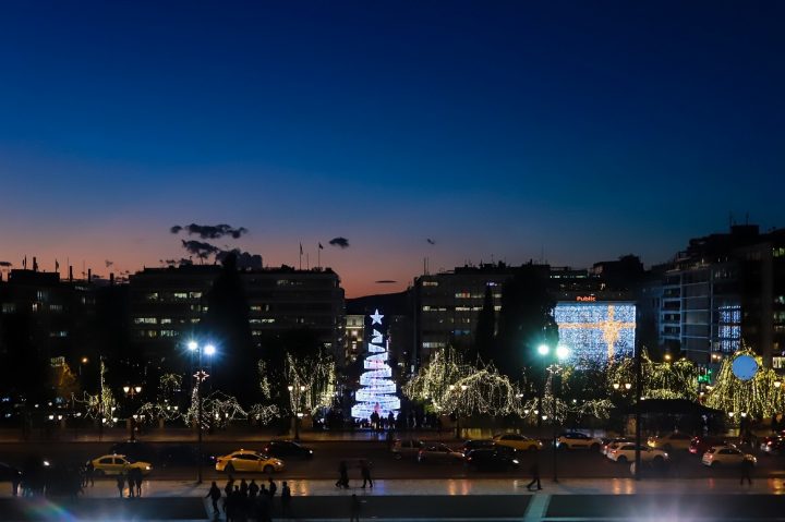Η ΘΕΑ ΤΟΥ ΧΡΙΣΤΟΥΓΕΝΝΙΑΤΙΚΟΥ ΔΕΝΤΡΟΥ ΣΤΗ ΠΛ. ΣΥΝΤΑΓΜΑΤΟΣ  ΑΠΟ ΤΗ ΒΟΥΛΗ ΤΩΝ ΕΛΛΗΝΩΝ (EUROKINISSI/ ΓΙΩΡΟΣ ΚΟΝΤΑΡΙΝΗΣ)